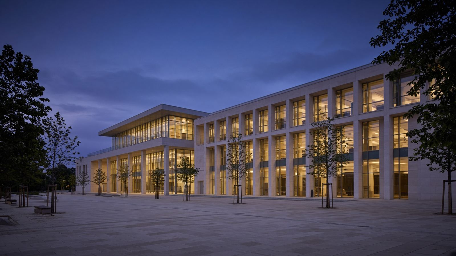 Un bâtiment public au crépuscule, fenêtres allumées